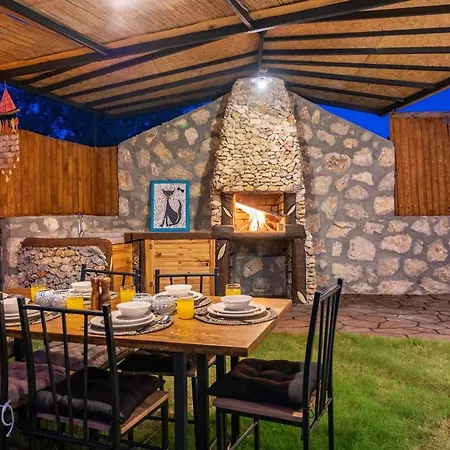 Spacious Pool, Jacuzzi Holiday home *