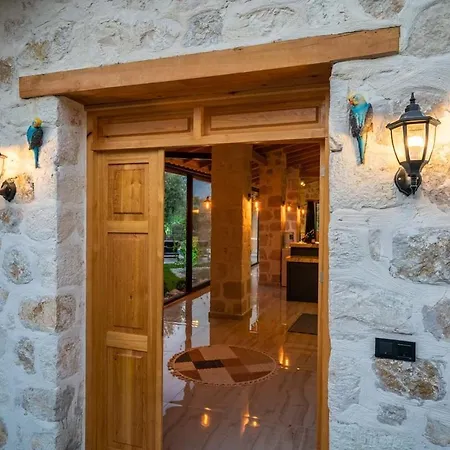 Spacious Pool, Jacuzzi Holiday home