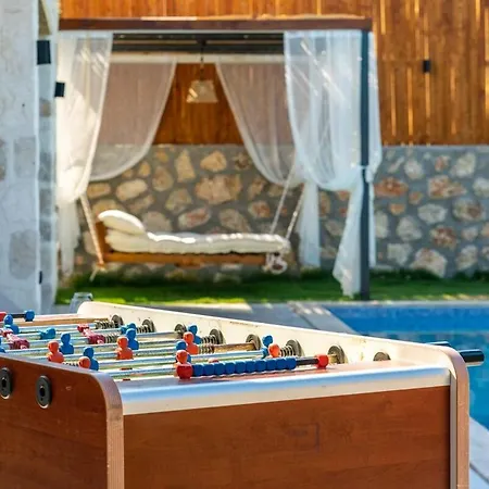 Spacious Pool, Jacuzzi *