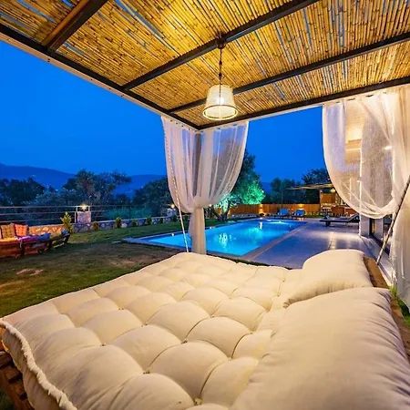 Spacious Pool, Jacuzzi Holiday home