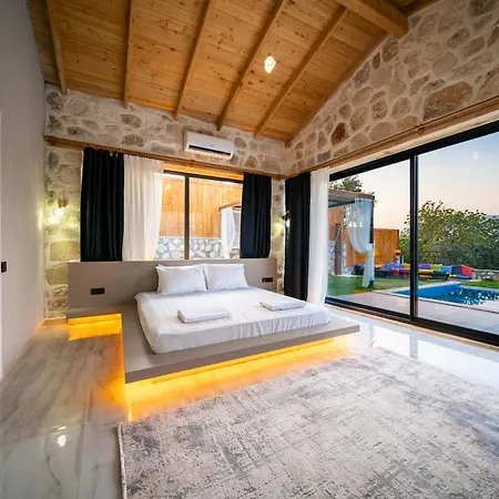 Spacious Pool, Jacuzzi *