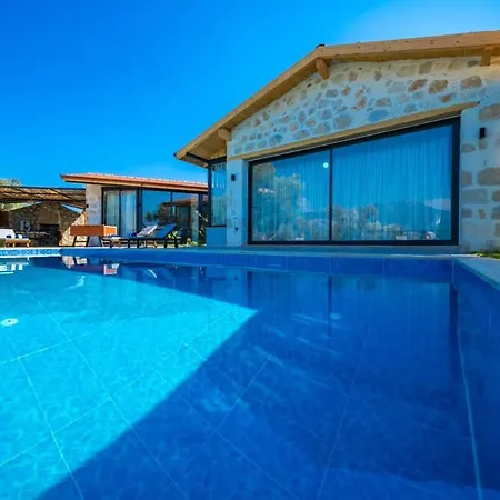 Spacious Pool, Jacuzzi *