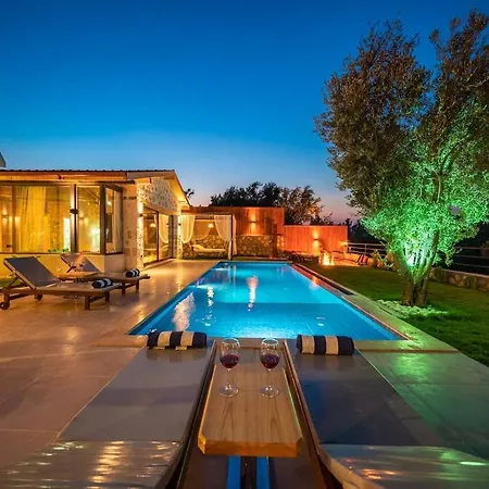 Spacious Pool, Jacuzzi Adakoy